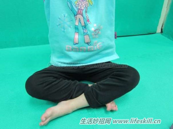 千万不可让孩子“鸭子坐”!这种坐姿会严重影响孩子的骨骼发育!