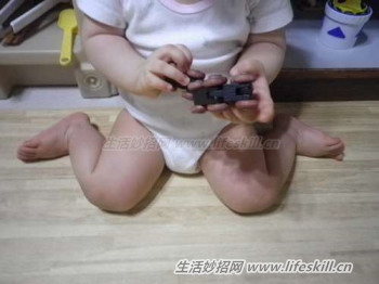 千万不可让孩子“鸭子坐”!这种坐姿会严重影响孩子的骨骼发育!
