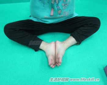 千万不可让孩子“鸭子坐”!这种坐姿会严重影响孩子的骨骼发育!